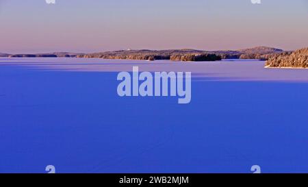 Après-midi d'hiver sur le lac Kallavesi. Vehmersalmi, Kuopio, Finlande, 2024-01-01 13:28 +02. Temp -20 °C, vent E 2 m/s. Banque D'Images