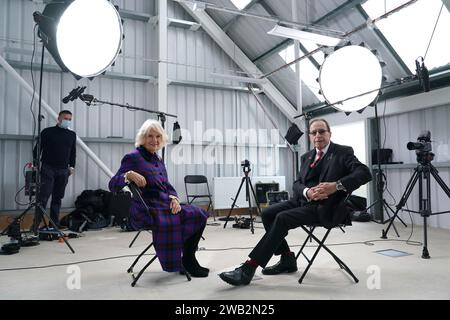 Photo de dossier datée du 4/11/2011 de la duchesse de Cornouailles s'adressant à Peter James lors de sa visite au plateau de l'adaptation d'ITV de la série Roy Grace, créée par Peter James, à Shoreham, West Sussex. La reine a été choquée par l'ampleur d'une fraude sur Internet de plusieurs millions de livres sterling quand elle a interrogé un auteur de crimes sur l'inspiration pour ses nouvelles intrigues captivantes dans le podcast inaugural de son association caritative de amoureux de livres. Date d'émission : lundi 8 janvier 2024. Banque D'Images