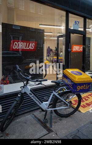 Getir Gorillas Dark Store ou Dark Warehouse à Fitzrovia Londres - fondée en 2020 en Allemagne Gorillas est une entreprise de livraison rapide d'épicerie (en 10 minutes). Banque D'Images