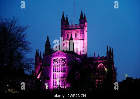 Lumières de Noël illuminant l'abbaye de Bath le soir, Bath, Somerset. Banque D'Images