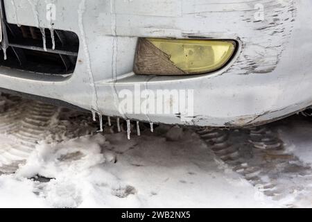 Une voiture est couverte de glaçons alors que les températures chutent et que la neige tombe dans la nuit à Cracovie, en Pologne, le 8 janvier 2024. Banque D'Images