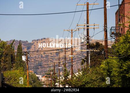 Le célèbre panneau Hollywood sur les collines avec des fils électriques et téléphoniques traversant au-dessus de la rue. Beachwood Drive, Hollywood, Los Angeles, Californie Banque D'Images