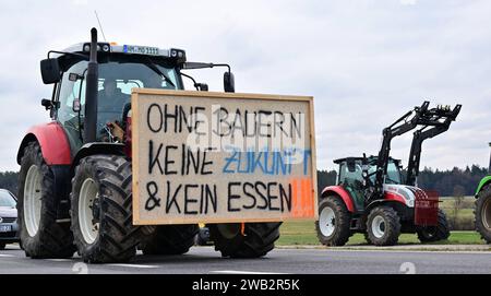 08.01.2024 --- Demo manifestation Protest Sternfahrt Konvoj --- Bauern Landwirte fahren von Berching über Pollanten - Möning - Thannhausen - Freystadt - Mühlhausen - Seligenporten - Pyrbauer Heng nach Neumarkt in der Oberpfalz -- Protest gegen die Steichung von Subventionen durch - Regierung die Ampel die - Foto : Sport-/Pressefoto Wolfgang Zink / WoZi --- xwoxzix --- Tafel Banner Spruch - Ohne Bauern keine Zukunft und kein Essen Landwirte Bauen - Protest - Sternfahrt nach Neumarkt in der Obepfalz *** 08 01 2024 manifestation manifestation manifestation manifestation manifestation convoi de protestation les agriculteurs partent Banque D'Images