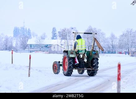 Un agriculteur rentre chez lui après avoir manifesté pour des subventions au diesel et une exonération fiscale pour les véhicules agricoles dans l'agriculture à Marktoberdorf, en Allemagne, le 8 janvier 2024. © Peter Schatz / Alamy Live News Banque D'Images