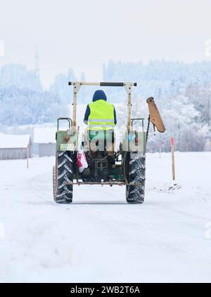 Un agriculteur rentre chez lui après avoir manifesté pour des subventions au diesel et une exonération fiscale pour les véhicules agricoles dans l'agriculture à Marktoberdorf, en Allemagne, le 8 janvier 2024. © Peter Schatz / Alamy Live News Banque D'Images