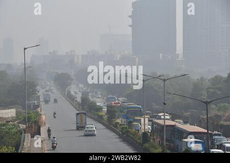 Mumbai, Inde. 05 janvier 2024. MUMBAI, INDE - JANVIER 4 : un épais smog recouvre le bâtiment de grande hauteur de Bandra, le 4 janvier 2024 à Mumbai, en Inde. (Photo de Bhushan Koyande/Hindustan Times/Sipa USA ) crédit : SIPA USA/Alamy Live News Banque D'Images