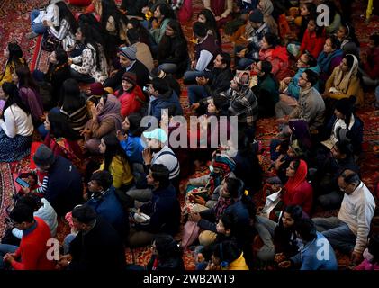 New Delhi, Inde. 01 janvier 2024. NOIDA, INDE - JANVIER 1 : les dévots offrent des prières le premier jour du nouvel an au temple ISKCON du secteur 33, le 1 janvier 2024 à Noida, en Inde. (Photo Sunil Ghosh/Hindustan Times/Sipa USA ) crédit : SIPA USA/Alamy Live News Banque D'Images