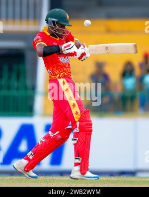 Colombo, Sri Lanka. 08 janvier 2024. Le Zimbabwe Milton Shumba joue un tir lors du 2e match international de cricket d'une journée (ODI) entre Sri Lanka et Zimbabwe au R. Premadasa Stadium à Colombo le 08 janvier 2024. Viraj Kothalwala/Alamy Live News Banque D'Images