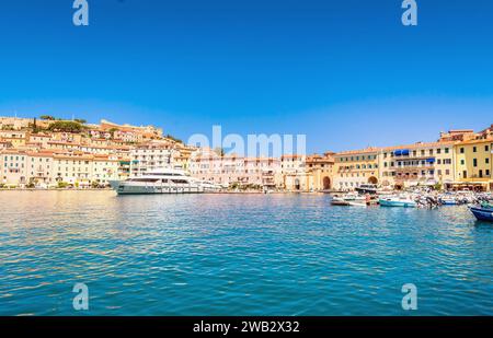 ISOLA d’ELBA, ITALIE - 28 août 2018 : vue d’une journée sur la ville et le port de Portoferraio, île d’Elbe, Toscane, Italie. Banque D'Images