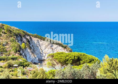 ISOLA d’ELBA, ITALIE - 28 août 2018 : vue d’une journée sur la mer et le littoral à la célèbre plage de Padulella sur l’île d’Elbe, Toscane, Italie. Banque D'Images