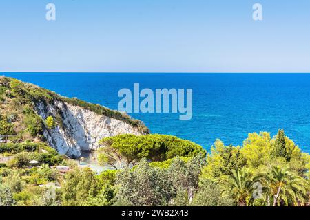 ISOLA d’ELBA, ITALIE - 28 août 2018 : vue d’une journée sur la mer et le littoral à la célèbre plage de Padulella sur l’île d’Elbe, Toscane, Italie. Banque D'Images