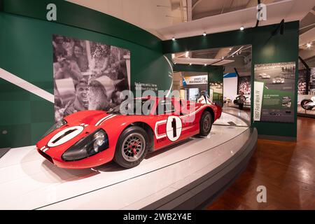 La Ford GT40 Mark IV remportant les 1967 24 heures du Mans, pilotée par Dan Gurney et AJ Foyt, est exposée au Henry Ford Museum of American innovation Banque D'Images