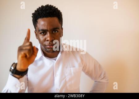 Portrait d'un jeune homme d'affaires sérieux et menaçant. Banque D'Images