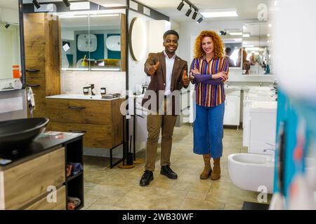 Portrait de jeune couple qui possède un petit magasin de bain d'affaires. L'homme et la femme travaillent en partenariat. Banque D'Images
