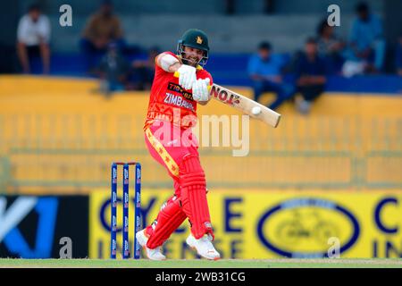 Colombo, Sri Lanka. 08 janvier 2024. Ryan Burl du Zimbabwe joue un tir lors du 2e match international de cricket d'une journée (ODI) entre Sri Lanka et Zimbabwe au R. Premadasa Stadium de Colombo le 08 janvier 2024. Viraj Kothalwala/Alamy Live News Banque D'Images