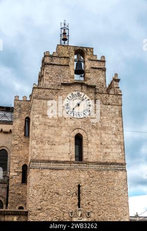 Façade de la cathédrale de Monreale ou di Santa Maria Nuova dans la vieille ville de Monreale, Palerme, Sicile, Italie Banque D'Images