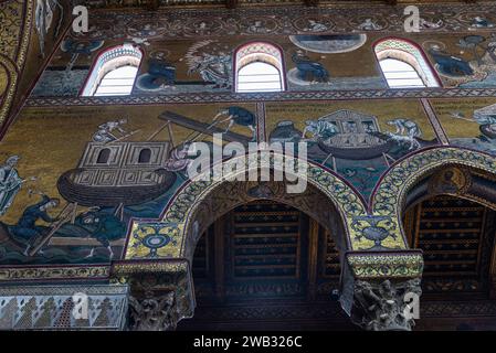 Intérieur de la cathédrale de Monreale ou di Santa Maria Nuova dans la vieille ville de Monreale, Palerme, Sicile, Italie Banque D'Images