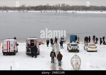 KIEV, UKRAINE - le 6 JANVIER 2024 - une ambulance et des voitures des services d'urgence, de la police et de la garde municipale sont stationnées sur le front de mer à Obolonska Banque D'Images