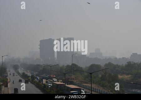 Mumbai, Inde. 05 janvier 2024. MUMBAI, INDE - JANVIER 4 : un épais smog recouvre le bâtiment de grande hauteur de Bandra, le 4 janvier 2024 à Mumbai, en Inde. (Photo de Bhushan Koyande/Hindustan Times/Sipa USA ) crédit : SIPA USA/Alamy Live News Banque D'Images