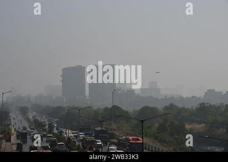 Mumbai, Inde. 05 janvier 2024. MUMBAI, INDE - JANVIER 4 : un épais smog recouvre le bâtiment de grande hauteur de Bandra, le 4 janvier 2024 à Mumbai, en Inde. (Photo de Bhushan Koyande/Hindustan Times/Sipa USA ) crédit : SIPA USA/Alamy Live News Banque D'Images