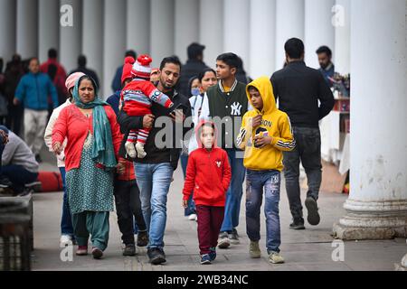 New Delhi, Inde. 06 janvier 2024. NEW DELHI, INDE - JANVIER 6 : des gens vus par une journée froide à Connaught place, le 6 janvier 2024 à New Delhi, en Inde. Le matin brumeux défie Delhi-NCR avec l'intensification de la vague de froid, le mercure plonge plus loin dans le nord de l'Inde. (Photo de Sanchit Khanna/Hindustan Times/Sipa USA ) crédit : SIPA USA/Alamy Live News Banque D'Images