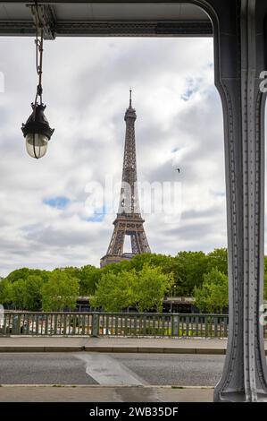 Vue sur la Tour Eiffel depuis le pont Bir Hakeim, Paris Banque D'Images