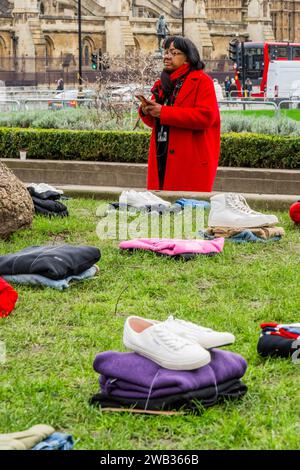 Londres, Royaume-Uni. 8 janvier 2024. Dianne Abbott lui rend hommage - Parliament Square est rempli de tenues pliées représentant des personnes perdues à cause du crime au couteau en 2023 dans le cadre du lancement de la campagne Don't Stop Your future en présence d'Idris Elba sur Parliament Square. Il s'est joint aux familles des victimes et aux militants pour lancer la campagne qui vise à pousser à plus d'action sur la prévention des crimes commis au couteau. Crédit : Guy Bell/Alamy Live News Banque D'Images