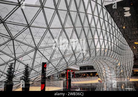 Vue intérieure de MyZeil, un centre commercial dans le centre de Francfort-sur-le-main, Allemagne Banque D'Images