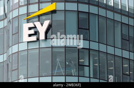 GHANA, Accra, EY Ernst and Young Global Limited, une société internationale de conseil fiscal, de conseil, de comptabilité et d'audit financier, tour de bureaux avec logo, EY a audité la société Wirecard / GHANA, Accra, Bürohaus von Ernst & Young EY, ein global agierendes Finanz-, Steuerberatungs- und Wirtschaftsprüfungsunternehmen, prüfte auch die gezinkten Bilanzen des Pleite gegangenen Zahlungsdienstleisters Wirecard AG Banque D'Images