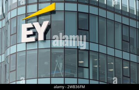 GHANA, Accra, EY Ernst and Young Global Limited, une société internationale de conseil fiscal, de conseil, de comptabilité et d'audit financier, tour de bureaux avec logo, EY a audité la société Wirecard / GHANA, Accra, Bürohaus von Ernst & Young EY, ein global agierendes Finanz-, Steuerberatungs- und Wirtschaftsprüfungsunternehmen, prüfte auch die gezinkten Bilanzen des Pleite gegangenen Zahlungsdienstleisters Wirecard AG Banque D'Images