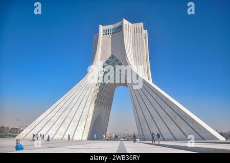 Tour Azadi (Borj-e Azadi), alias Tour Shahyad, Téhéran, Iran. Construit en 1971 pour commémorer le 2500e anniversaire de la fondation de l'Empire perse Banque D'Images