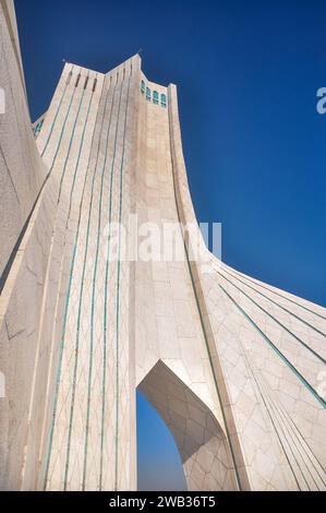 Tour Azadi (Borj-e Azadi), alias Tour Shahyad, Téhéran, Iran. Construit en 1971 pour commémorer le 2500e anniversaire de la fondation de l'Empire perse Banque D'Images