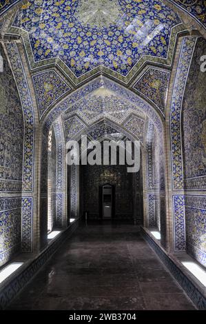 Détails complexes de la décoration intérieure dans le vestibule menant au dôme de la mosquée Sheikh Lotf Allah, Ispahan, Iran Banque D'Images