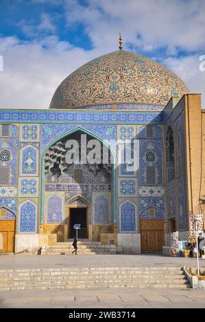 Gros plan (détail) de la façade et du dôme du Cheikh Lotfollah Moque sur la place Naqsh-e Jahan, Ispahan, Iran Banque D'Images