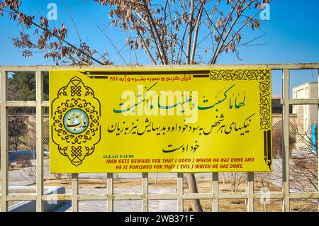 Bannières religieuses citant des versets du Coran en farsi, arabe et anglais à l'extérieur du palais Hasht Behesht, Ispahan, Iran Banque D'Images