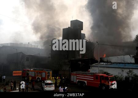 Mumbai, Inde. 05 janvier 2024. NAVI MUMBAI, INDE - JANVIER 4 : un incendie majeur a éclaté à la société Mehk Chemical au MIDC Pawane, le 4 janvier 2024 à Navi Mumbai, en Inde. (Photo de Bachchan Kumar/Hindustan Times/Sipa USA ) crédit : SIPA USA/Alamy Live News Banque D'Images