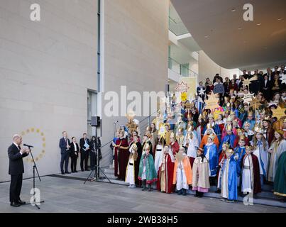 Bundeskanzler OLAF Scholz SPD aufgenommen beim traditionellen Empfang der Sternsinger im Bundeskanzleramt à Berlin, 08.01.2024. Berlin Deutschland *** Chancelier fédéral OLAF Scholz SPD photographié à la traditionnelle réception des chanteurs de chant à la Chancellerie fédérale de Berlin, 08 01 2024 Berlin Allemagne Copyright : xFelixxZahnx Banque D'Images