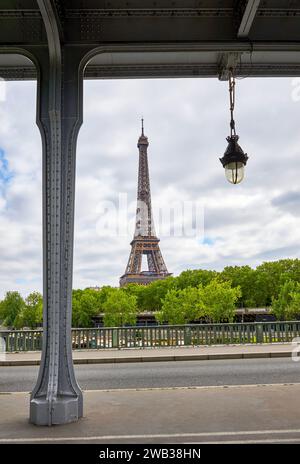 Vue sur la Tour Eiffel depuis le pont Bir Hakeim, Paris Banque D'Images