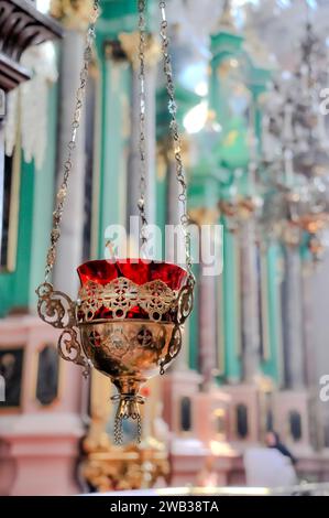 Lampe de veillée suspendue complexe dans l'église orthodoxe du Saint-Esprit, Vilnius, Lituanie Banque D'Images