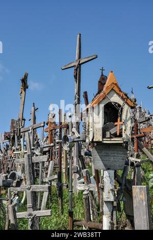 Colline de croix aka Kryžių kalnas, Šiauliai, Lituanie. Gros plan (détail) d'une petite cabane / boîte aux lettres Admist une mer de croix Banque D'Images