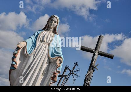 Colline de croix aka Kryžių kalnas, Šiauliai, Lituanie. Gros plan (détail) de la statue de la Sainte Monthère de Dieu. Banque D'Images