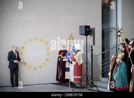 Bundeskanzler OLAF Scholz SPD aufgenommen beim traditionellen Empfang der Sternsinger im Bundeskanzleramt à Berlin, 08.01.2024. Berlin Deutschland *** Chancelier fédéral OLAF Scholz SPD photographié à la traditionnelle réception des chanteurs de chant à la Chancellerie fédérale de Berlin, 08 01 2024 Berlin Allemagne Copyright : xFelixxZahnx Banque D'Images