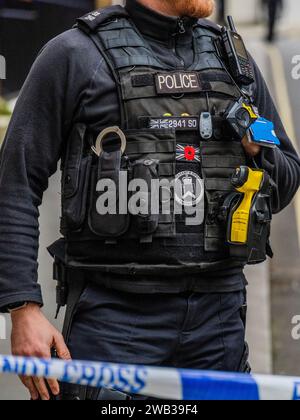 Londres, Royaume-Uni. 8 janvier 2024. La police (y compris des unités armées de l'unité de protection diplomatique) et les pompiers de London assistent à une fuite de gaz de Westminster à la jonction de Dartmouth Street et Old Queen Street. Crédit : Guy Bell/Alamy Live News Banque D'Images