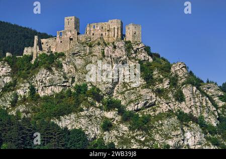 Ruines du château de Beckov, au-dessus du village de Beckov près de Trencin, Slovaquie Banque D'Images