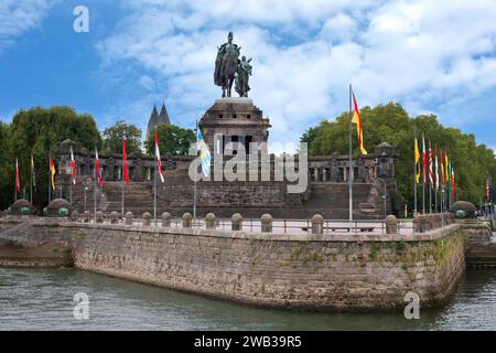 Coin allemand avec la statue équestre de Guillaume Ier, premier empereur allemand, Coblenz, Rhénanie-Palatinat, Allemagne Banque D'Images