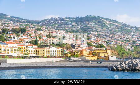 Funchal Madeira Praia do Almirante Reis vue sur la vieille ville, Hotel Porto Santa Maria et forte de São Tiago sur le front de mer à Funchal Madère Banque D'Images