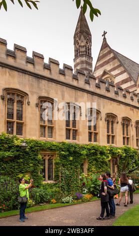 Royaume-Uni, Angleterre, Oxfordshire, Oxford, Balliol College, front Quadrangle, visiteurs à C15th Old Common Room et Bibliothèque Banque D'Images