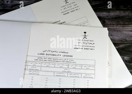 Le Caire, Egypte, janvier 2 2024 : étude détaillée des sols des régions de Hanidh et Urayirah au royaume d'Arabie Saoudite, cartes, topographie et emplacements géographiques Banque D'Images