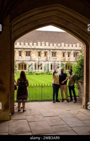 Royaume-Uni, Angleterre, Oxfordshire, Oxford, Magdalen College, visiteurs regardant du cloître C15ème à Great Quadrangle Lawn Banque D'Images