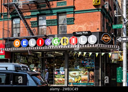 EZ Pawn Corp. Immeuble, un immeuble de cinq étages à East Harlem. Le magasin d'angle a adapté les désignations des lignes de métro dans son enseigne. Banque D'Images